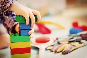 Kinderbetreuung&nbsp;&copy;&nbsp;Esi Grünhagen auf Pixabay